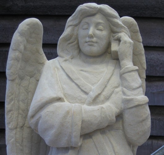 angel-with-phone